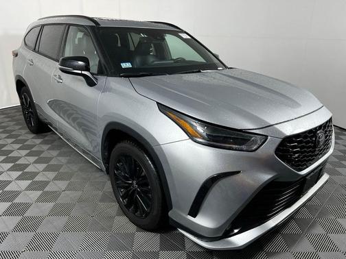 Celestial Silver Metallic 2025 Toyota Highlander XSE