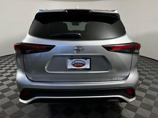 Celestial Silver Metallic 2025 Toyota Highlander XSE
