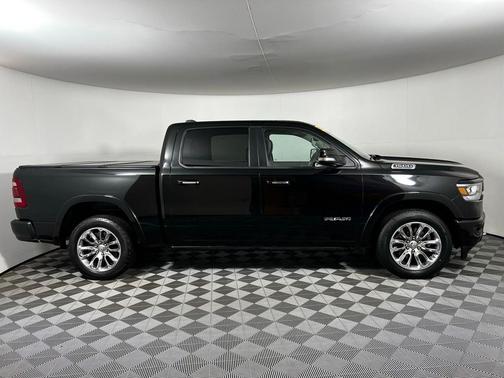 Diamond Black Crystal Pearlcoat 2022 RAM 1500 Laramie