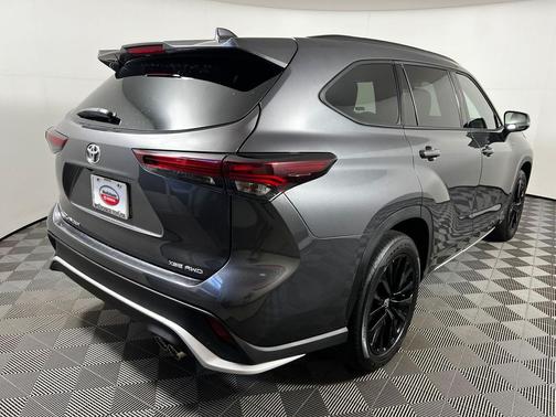 Magnetic Gray Metallic 2025 Toyota Highlander XSE