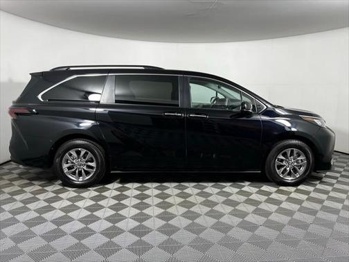 2023 Toyota Sienna XLE 8 Passenger