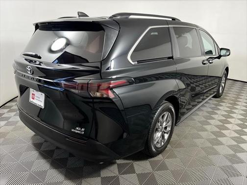 2023 Toyota Sienna XLE 8 Passenger