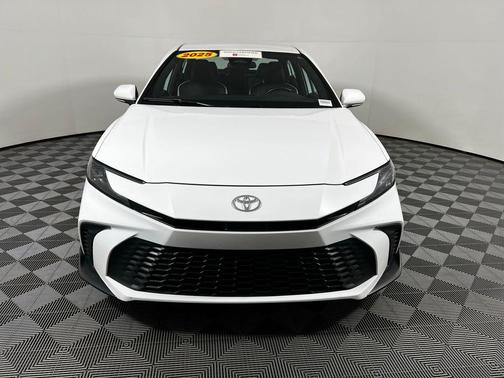 Ice Cap 2025 Toyota Camry SE