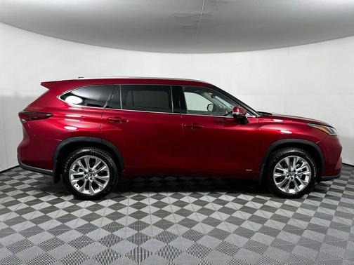 Ruby Flare Pearl 2026 Toyota Highlander Hybrid Limited