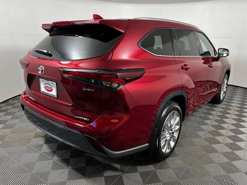 Ruby Flare Pearl 2026 Toyota Highlander Hybrid Limited