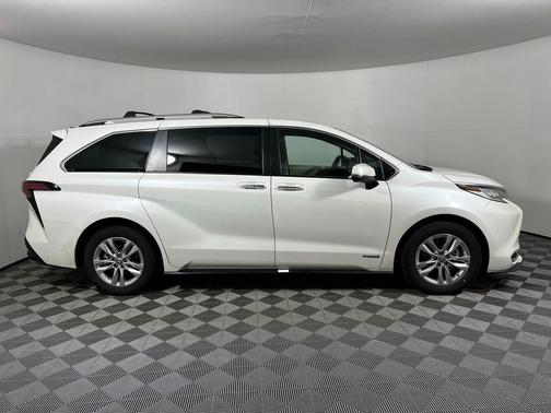 2021 Toyota Sienna Limited 7-Passenger
