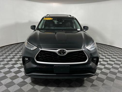 Midnight Black Metallic 2022 Toyota Highlander XLE