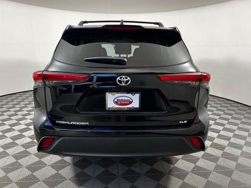 Midnight Black Metallic 2022 Toyota Highlander XLE