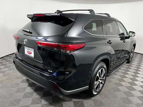 Midnight Black Metallic 2022 Toyota Highlander XLE