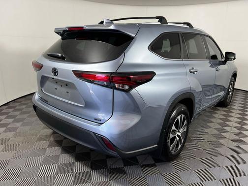 Moon Dust 2024 Toyota Highlander XLE