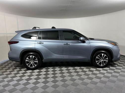 Moon Dust 2024 Toyota Highlander XLE