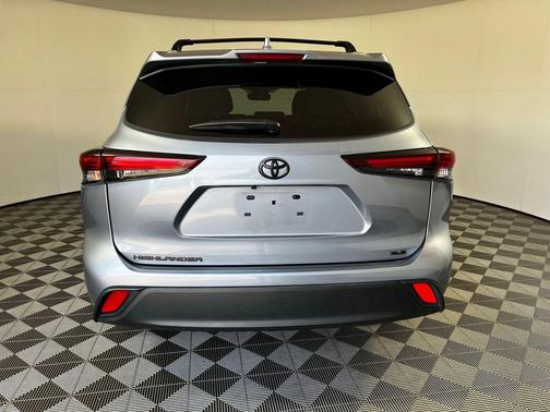 Moon Dust 2024 Toyota Highlander XLE