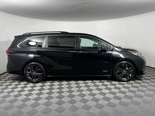 2021 Toyota Sienna XSE 7 Passenger