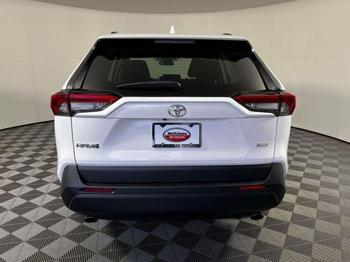 Ice Cap 2024 Toyota RAV4 XLE