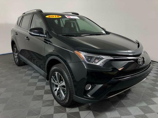 Photo 3 of 46 of 2018 Toyota RAV4 XLE