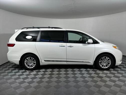 2016 Toyota Sienna XLE