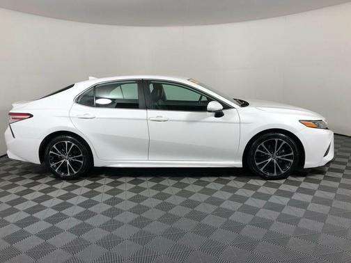 Photo 4 of 43 of 2020 Toyota Camry SE