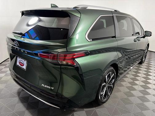 2025 Toyota Sienna Platinum
