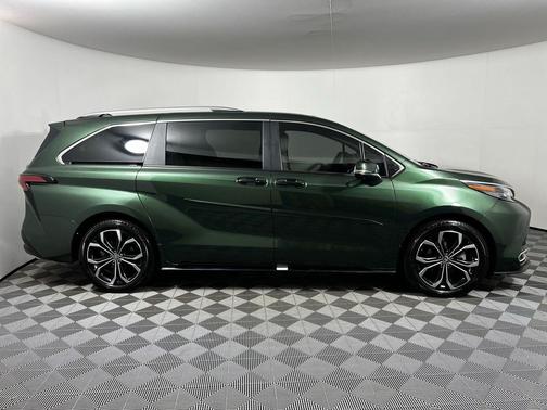 2025 Toyota Sienna Platinum