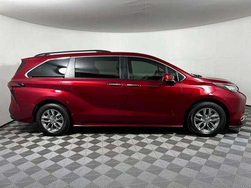 2022 Toyota Sienna XLE