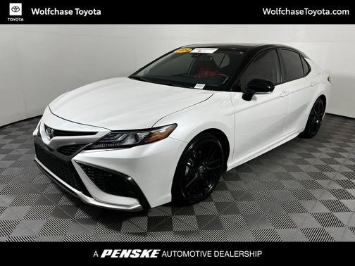 Wind Chill Pearl/Midnight Black Metallic 2024 Toyota Camry XSE