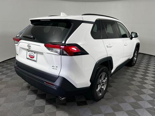 Ice Cap 2024 Toyota RAV4 XLE