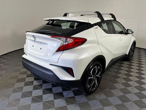 Blizzard Pearl 2021 Toyota C-HR XLE