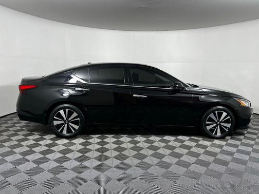 Super Black 2022 Nissan Altima 2.5 SL