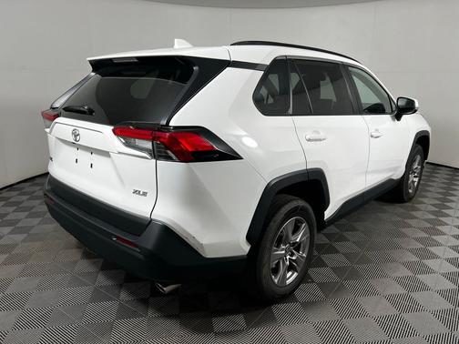 Ice Cap 2024 Toyota RAV4 XLE