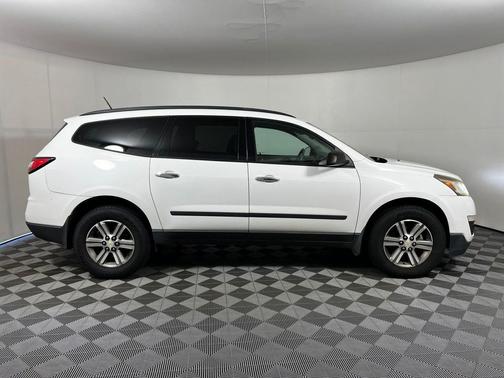 Summit White 2017 Chevrolet Traverse LS