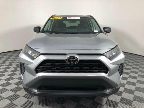 Photo 2 of 43 of 2021 Toyota RAV4 LE
