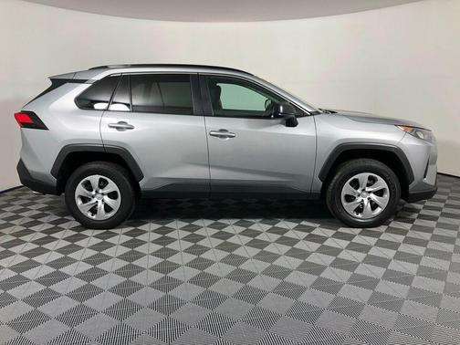 Photo 4 of 43 of 2021 Toyota RAV4 LE