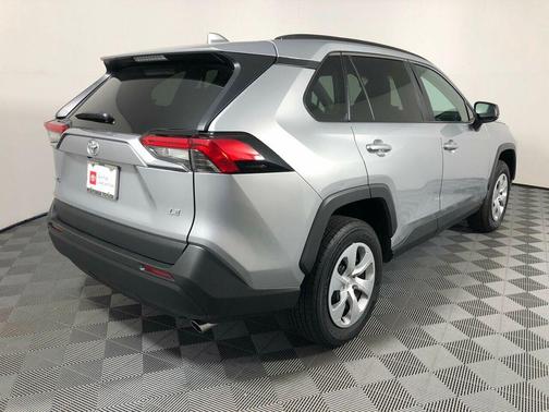 Photo 5 of 43 of 2021 Toyota RAV4 LE