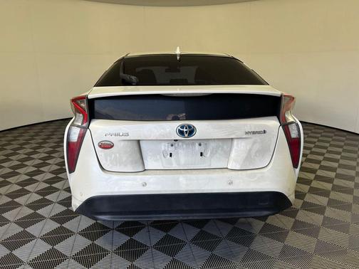 Blizzard Pearl 2018 Toyota Prius Three
