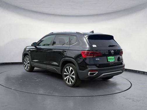 Deep Black Pearl Effect 2024 Volkswagen Taos 1.5T SE