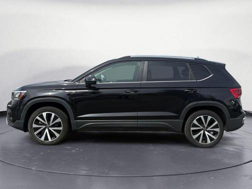 Deep Black Pearl Effect 2024 Volkswagen Taos 1.5T SE