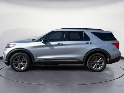 Iconic Silver Metallic 2022 Ford Explorer XLT