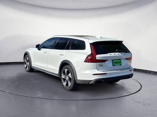 2021 Volvo V60 Cross Country T5