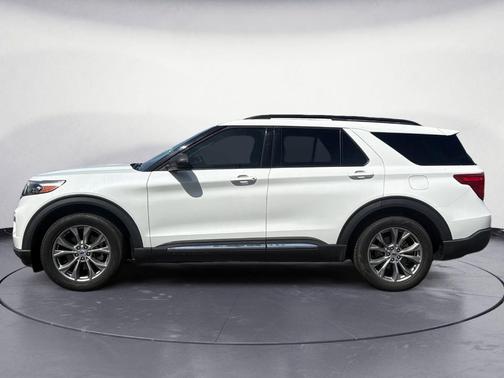 White Metallic 2022 Ford Explorer XLT