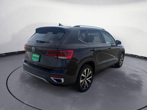 Deep Black Pearl Effect 2022 Volkswagen Taos 1.5T SE