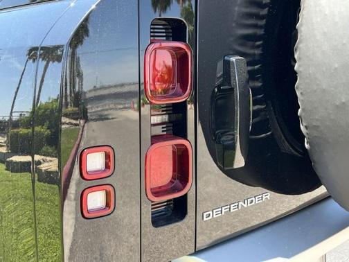 2025 Land Rover Defender 110 P400 S