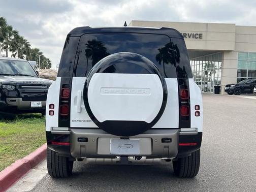 2025 Land Rover Defender 130 P400 X-Dynamic SE