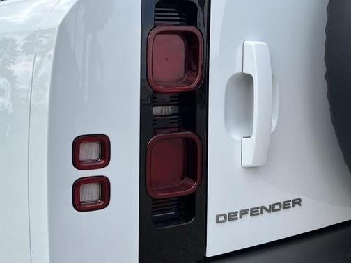 2025 Land Rover Defender 130 P400 X-Dynamic SE