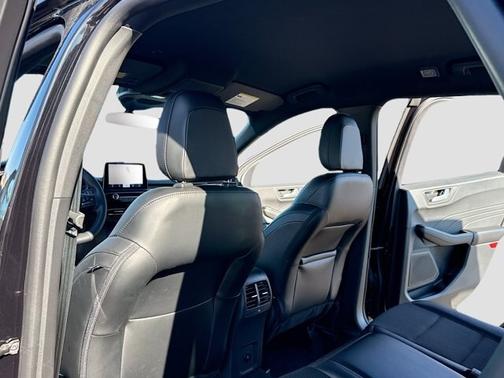 AGATE BLACK METALLIC 2025 Ford Escape ST-LINE