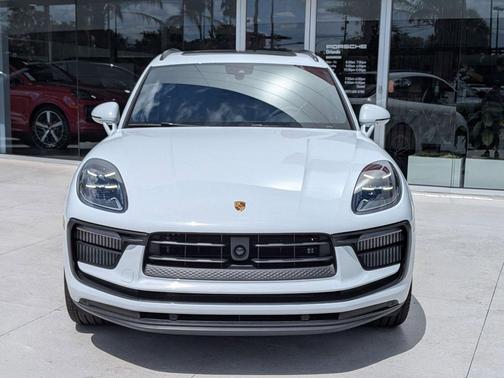 Carrara White Metallic 2026 Porsche Macan Macan