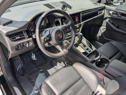 2023 Porsche Macan Base