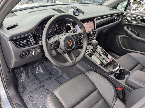 2025 Porsche Macan AWD