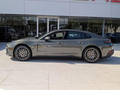 Aventurine Green Metallic 2026 Porsche Panamera RWD