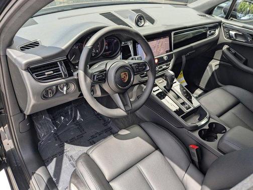 2025 Porsche Macan AWD