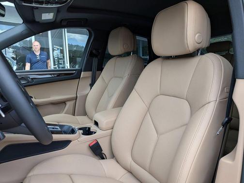Dolomite Silver Metallic 2026 Porsche Macan Macan